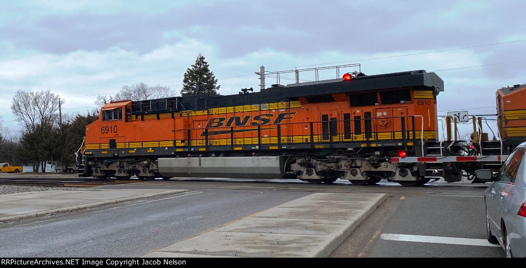 BNSF 6910